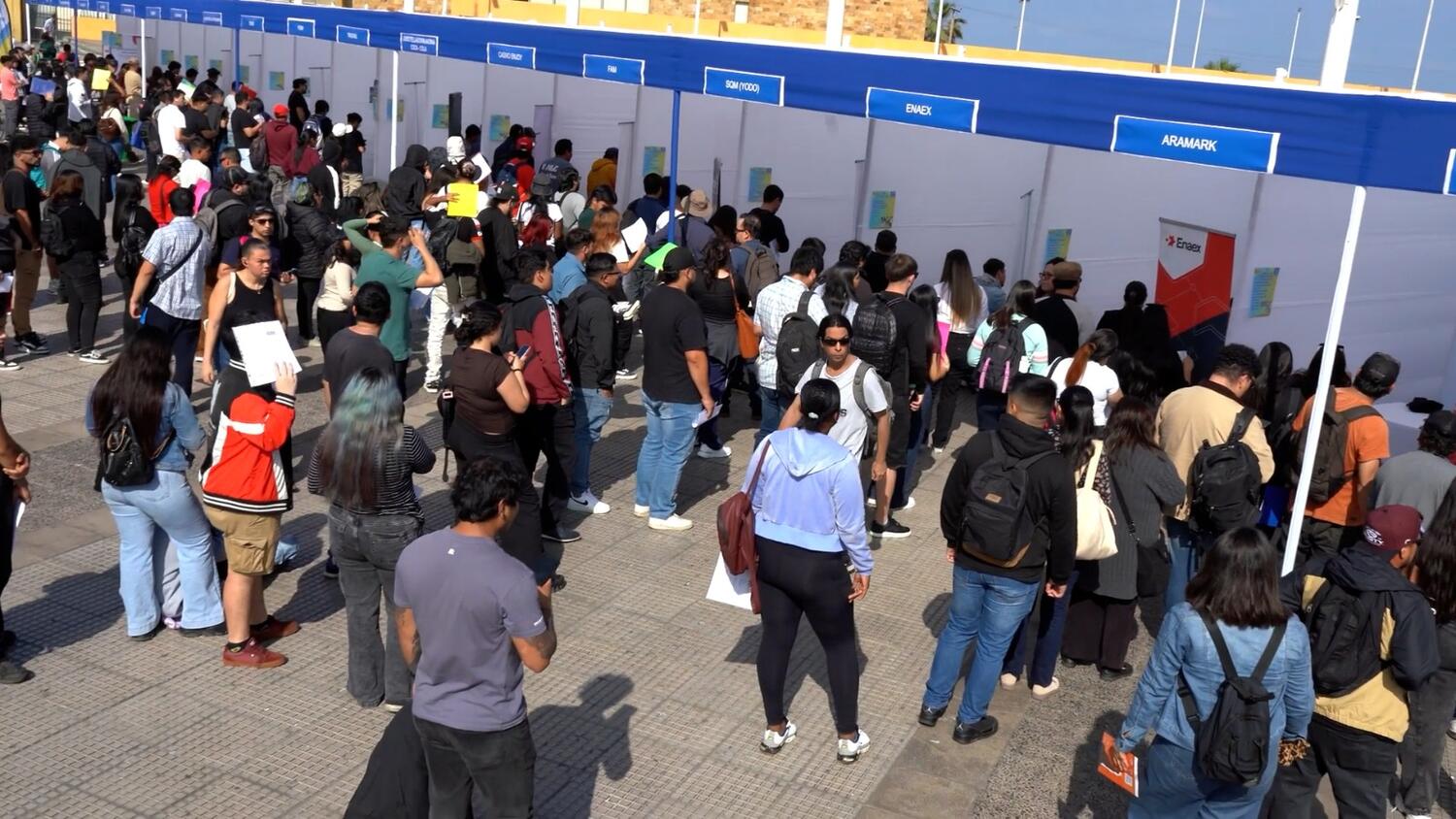 Feria laboral municipal en Antofagasta: asistentes recorren los stands de empresas participantes