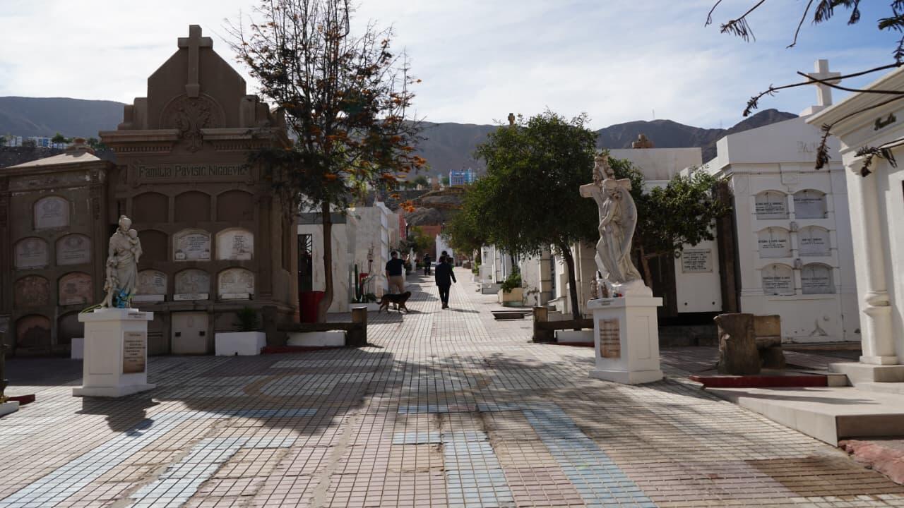 Cementerio General de Antofagasta - alero con panteones y estatuas